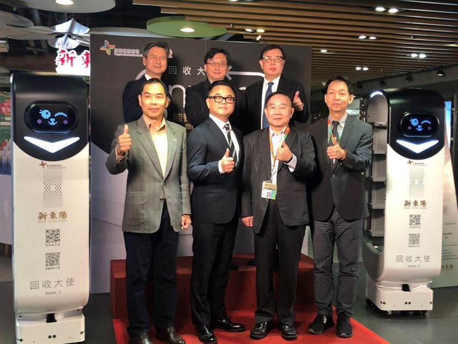 東元與新東陽合作開發(fā)國內(nèi)首臺客制化餐盤回收機(jī)器人15日正式上工，圖后排右二為東元自動化暨智能系統(tǒng)事業(yè)部協(xié)理林勝泉、新東陽總經(jīng)理麥升陽(前排左二)、桃園國際機(jī)場董事長王明德(前排右二)、總經(jīng)理林祥生。（圖／沉美幸）