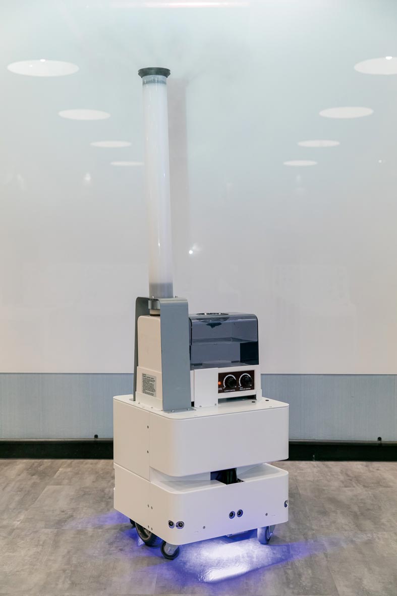 東元3日發(fā)表智慧UVC消毒防疫機器人，以3D列印技術(shù)，制作雙向360度全面向噴頭，進行大面積的噴霧消毒。圖／東元提供
