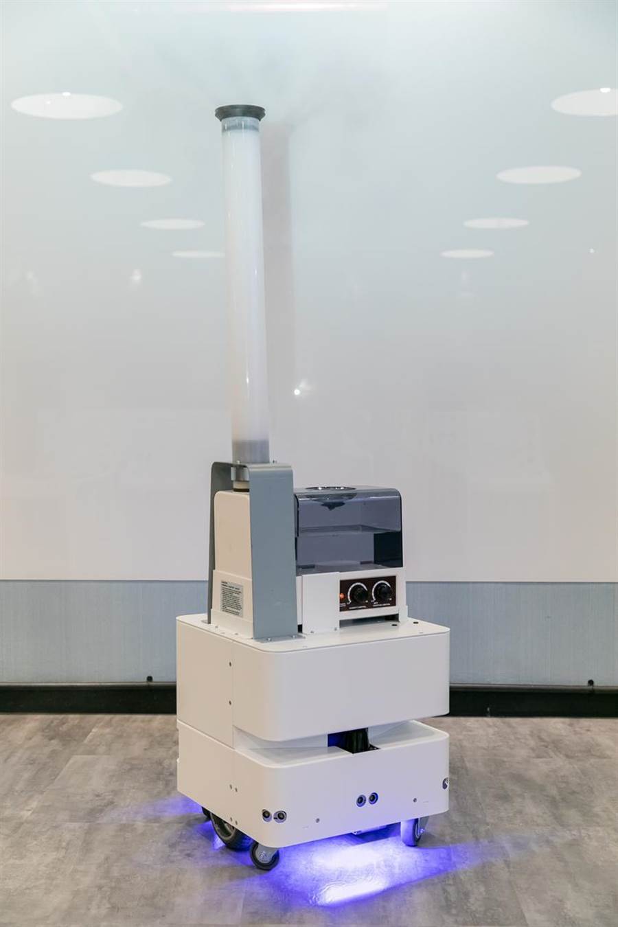（東元3日發(fā)表智慧UVC消毒防疫機器人，以3D列印技術(shù)，制作雙向360度全面向噴頭，進行大面積的噴霧消毒。圖／東元提供）
