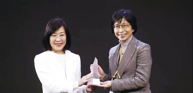 東元電機以「智慧噴霧防疫機器人」勇奪臺灣精品金質獎，由東元電機邱純枝董事長（右）受獎。圖／東元提供